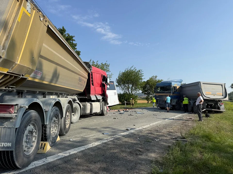 DK8 przed Bardem całkowicie zablokowana. Zderzenie osobówki, dwóch ciężarówek i autobusu