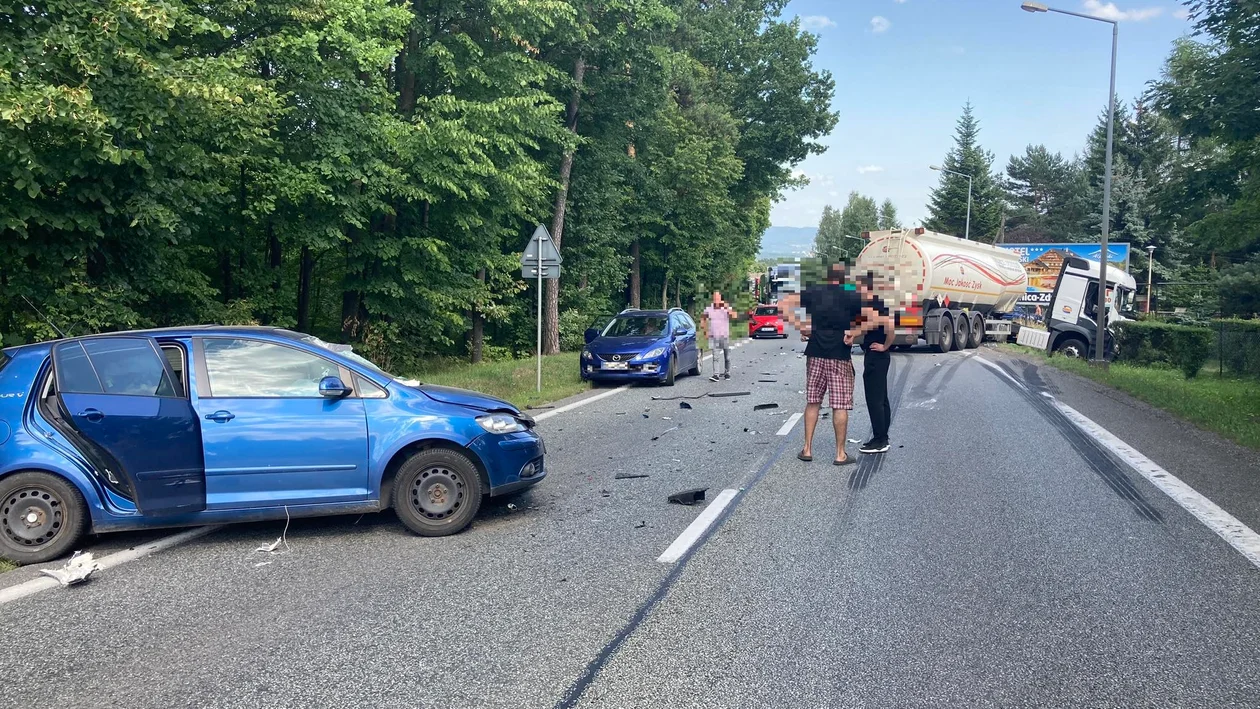 Zderzenie ósemce i ciężarówki na krajowej ósemce. Sprawczyni ukarana mandatem