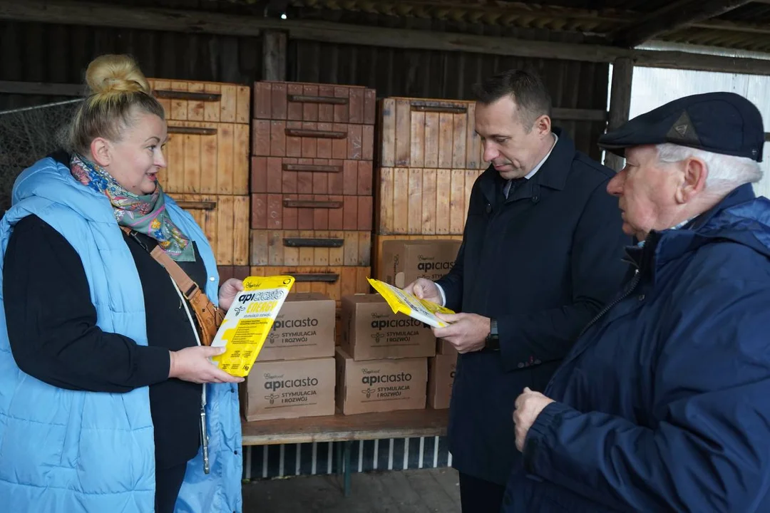 Dolny Śląsk dba o pszczoły – Samorząd przekazuje pokarm