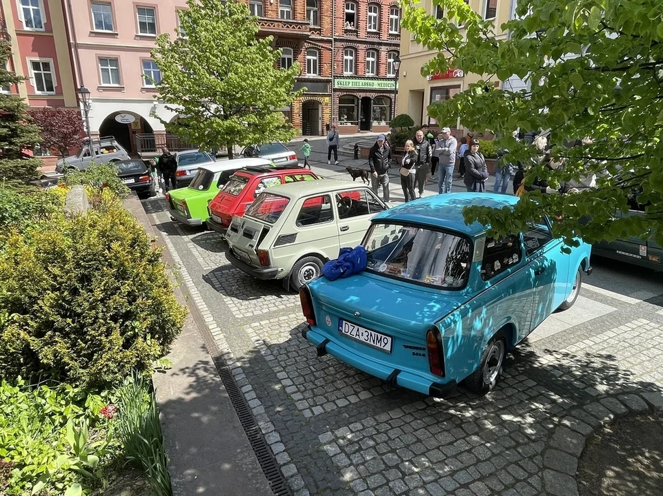 Nowa Ruda. Rynek pełen klasyki -  ósmy zlot zabytkowych pojazdów przyciągnął tłumy