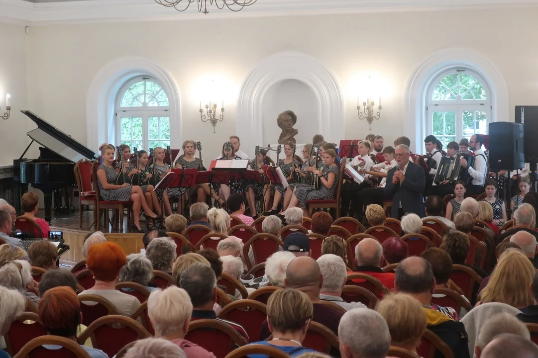 Duszniki-Zdrój. Cudowny koncert muzyki filmowej (i nie tylko) na deskach Teatru Zdrojowego.