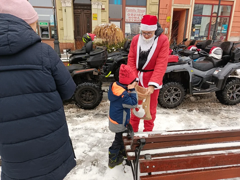 Wczoraj już po raz 20. na noworudzkim Rynku gościł Święty Mikołaj. Do dzieci trafiło 300 paczek [galeria]