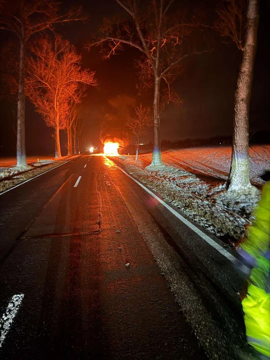 Pożar busa na drodze krajowej numer 33 koło Wilkanowa [zdjęcia]