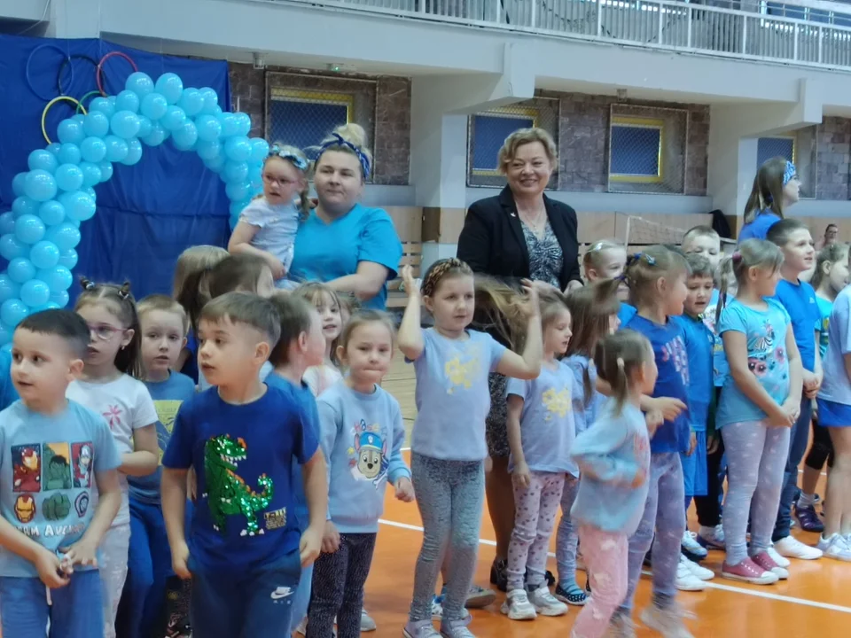 Nowa Ruda. Niebieskie Igrzyska przedszkolaków z Przedszkola Kraina Malucha [galeria]
