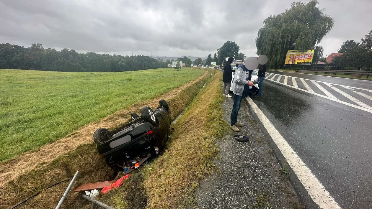 Boguszyn. Kierowca opla wpadł w poślizg [zdjęcia]