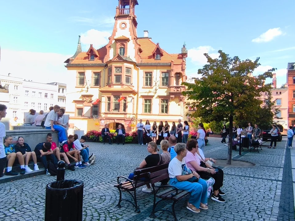 Nowa Ruda. Narodowe czytanie - Jan Kochanowski na Rynku [galeria]