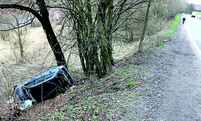 Wraka samochodu leży na skarpie i wszyscy mają to w d... Rdzewieje od roku