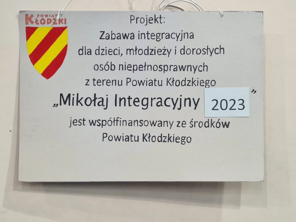 Mikołaj Integracyjny dla Osób Niepełnosprawnych w Kłodzku. Wręczono prawie 500 prezentów