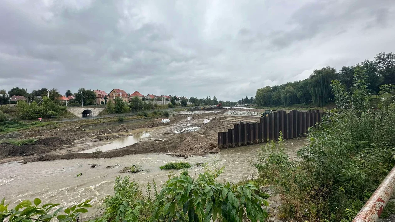 Kłodzko. Intensywne opady deszczu. Przygotowują się na możliwe podtopienia