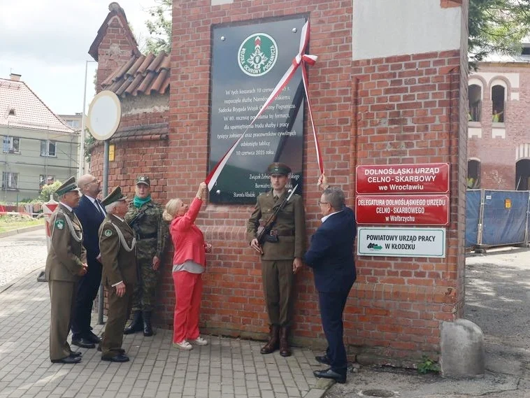 Kłodzko. Odsłonięcie tablicy upamiętniającej Sudecką Brygadę WOP [galeria]