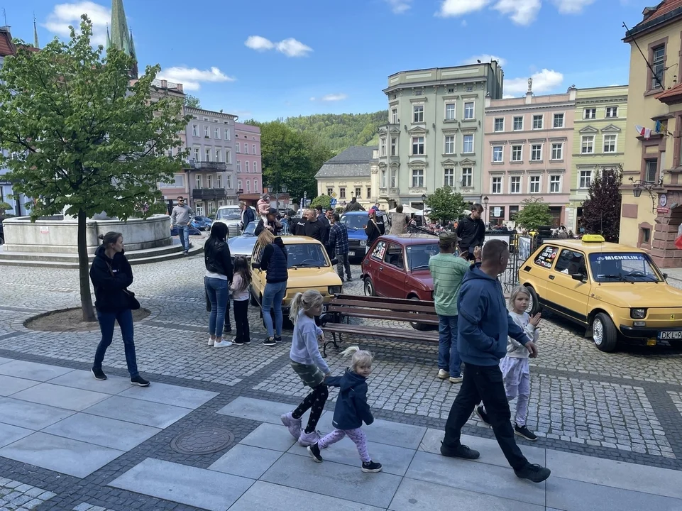 Nowa Ruda. Rynek pełen klasyki -  ósmy zlot zabytkowych pojazdów przyciągnął tłumy