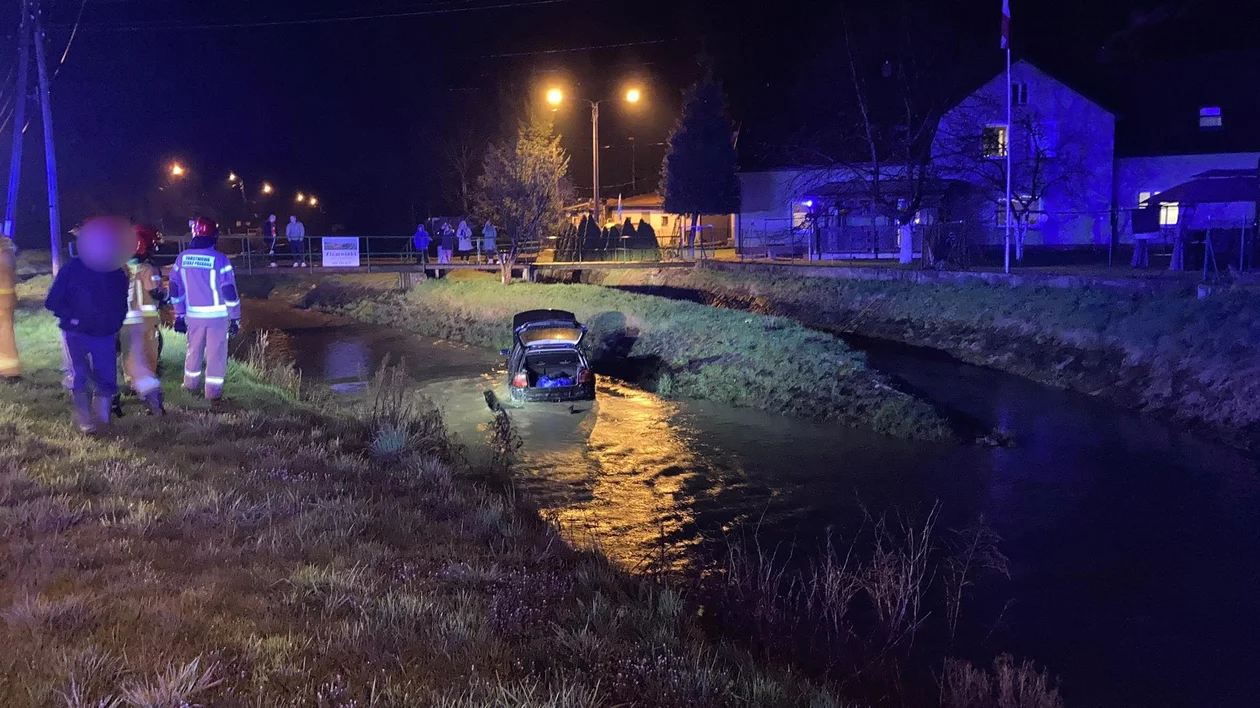 Jaszkowa Dolna. Auto wpadło do rzeki