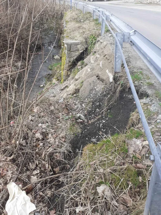 W Jugowie osuwa się skarpa potoku przy nowo wyremontowanej drodze powiatowej