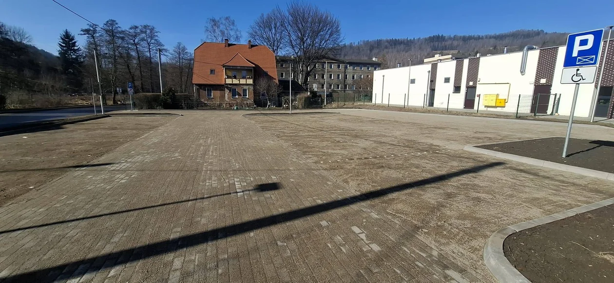 Nowa Ruda. Zakończono rozbudowę parkingu przy ul. Fredry [zdjęcia] - Zdjęcie główne