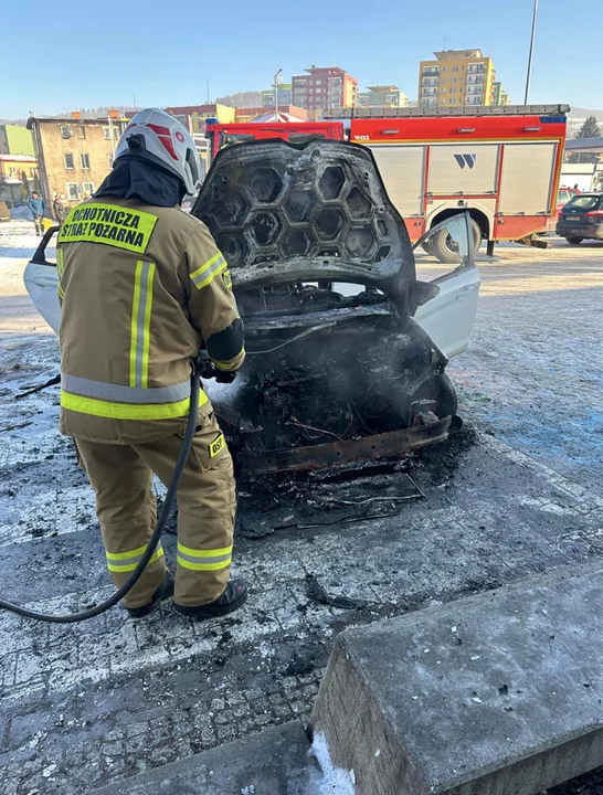 Nowa Ruda. Pożar samochodu na parkingu przy Kłodzkiej