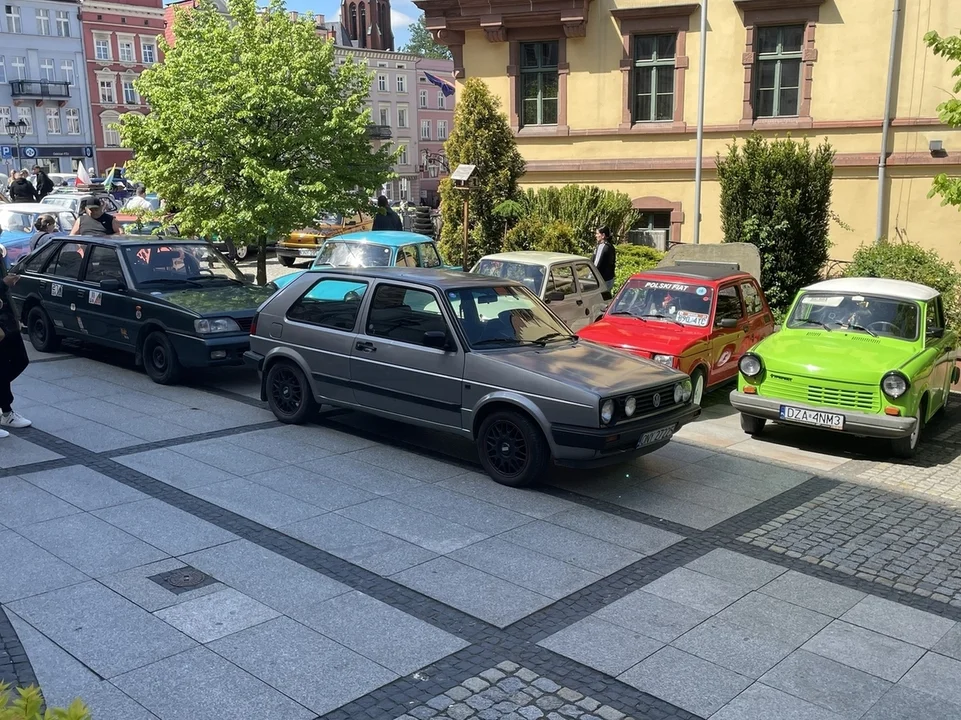 Nowa Ruda. Rynek pełen klasyki -  ósmy zlot zabytkowych pojazdów przyciągnął tłumy