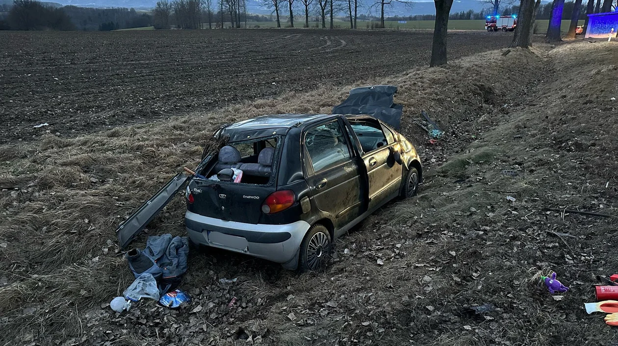 Krajowa Ósemka. Matiz wpadł do rowu [zdjęcia] - Zdjęcie główne