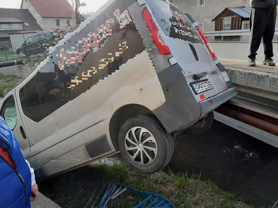 Gmina Kamieniec Ząbkowicki. Bus wpadł do przydrożnego potoku - Zdjęcie główne