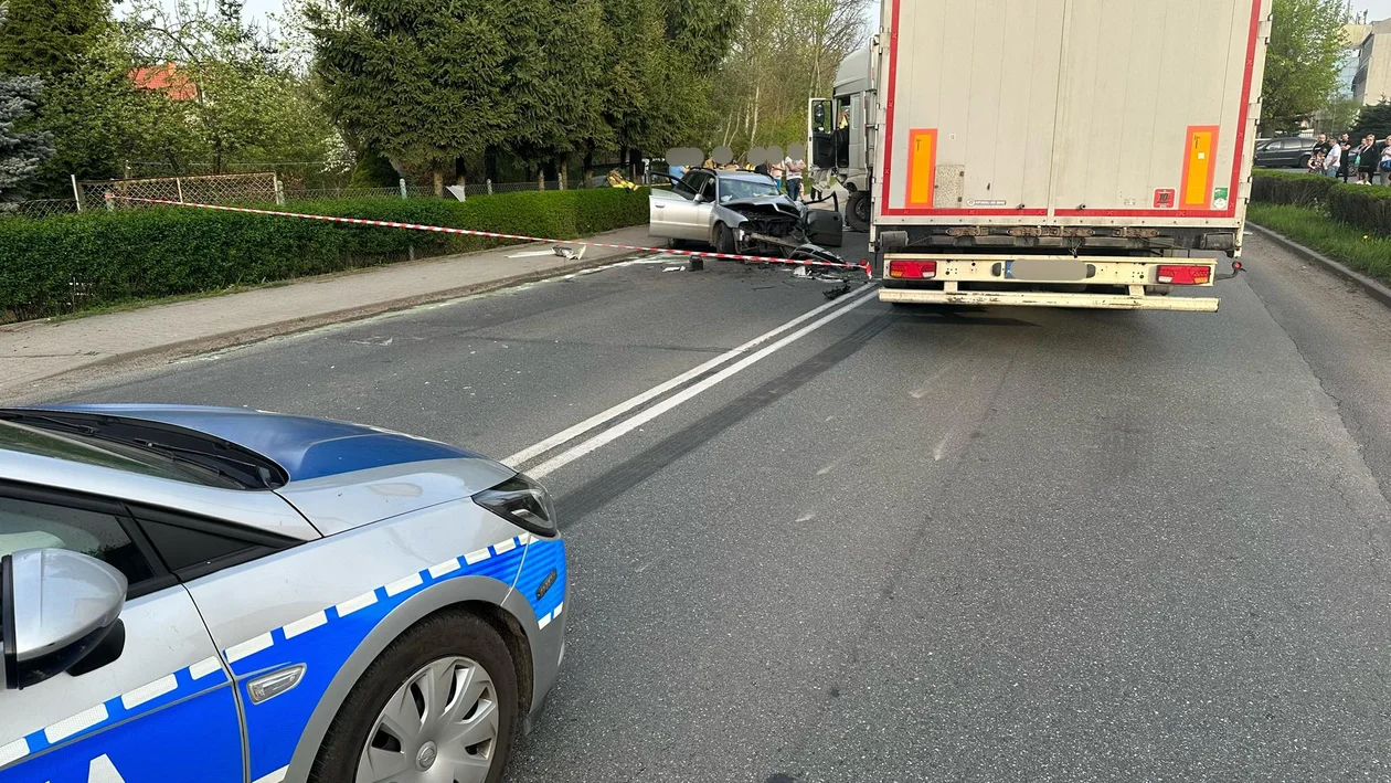 Krajowa ósemka. Zderzenie audi z ciężarówką w Kudowie-Zdroju [zdjęcia]