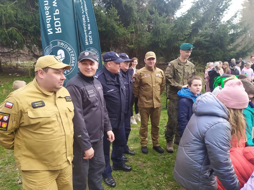 Nowa Ruda. Potomek dębu "Chrobry" rośnie już w parku w Słupcu [zdjęcia]