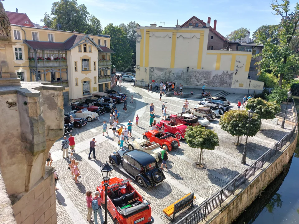 Kłodzko. Zjazd zabytkowych samochodów na placu Miast Partnerskich - Zdjęcie główne