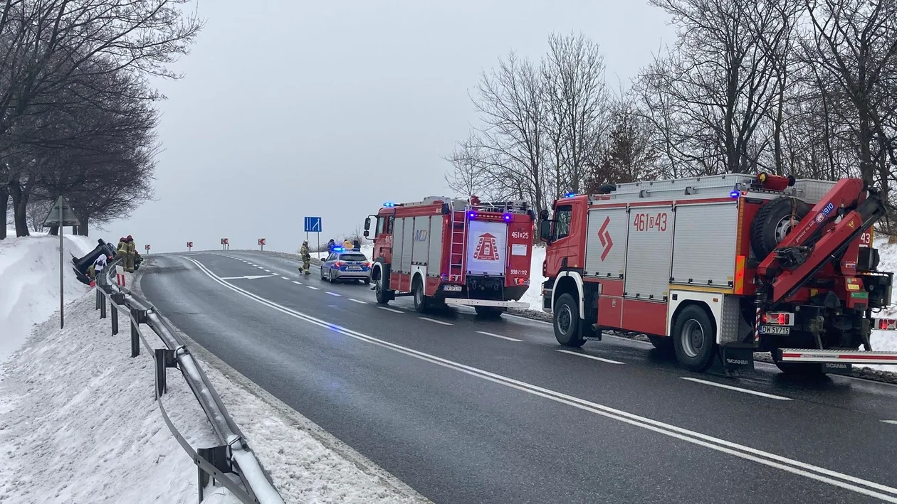 Wypadek na krajowej ósemce. Dachowała Toyota