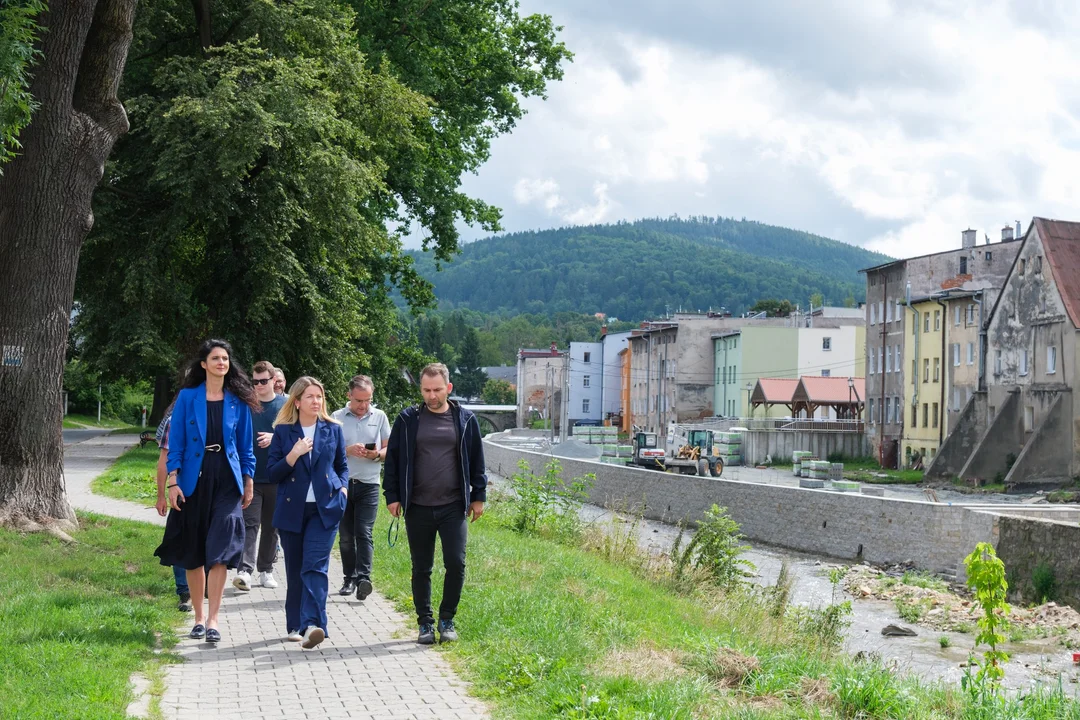 Wiceminister MSWiA i wojewoda dolnośląski z wizytą w Stroniu Śląskim i Lądku-Zdroju [galeria]