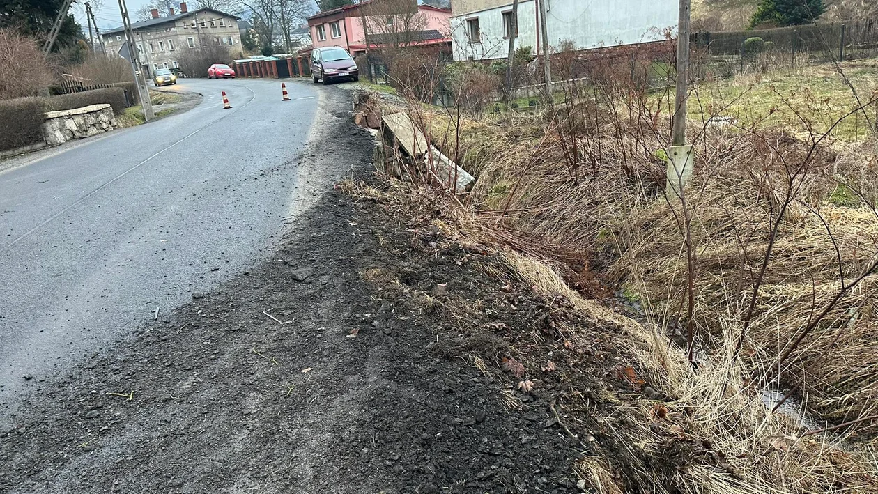 Wypadek w Jugowie. Kierowca jechał na podwójnym gazie? [zdjęcia]