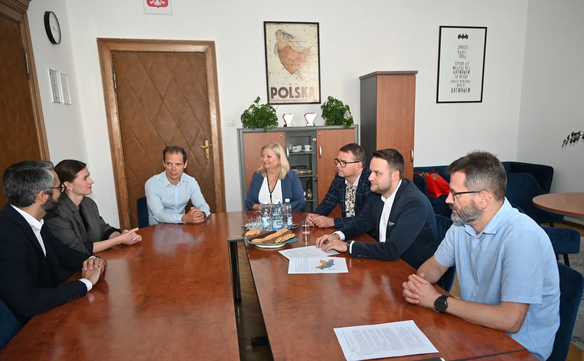 Zarząd Powiatu Kłodzkiego podziękował firmie Orlen oraz Fundacji Orlen dla Pomorza za pomoc po powodzi [zdjęcia]