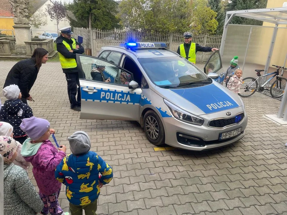 Policjanci rozmawiali o bezpieczeństwie z przedszkolakami i uczniami podstawówki w Krosnowicach [galeria]