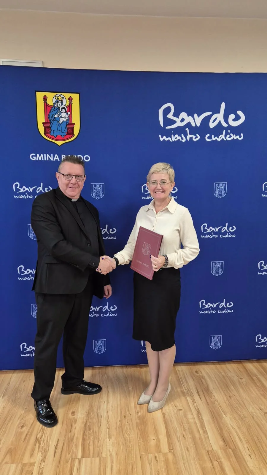 Gmina Bardo przeznaczy 10 tys. zł na zabytkowy kościół w Brzeźnicy. Podpisano umowę – zdjęcie 2