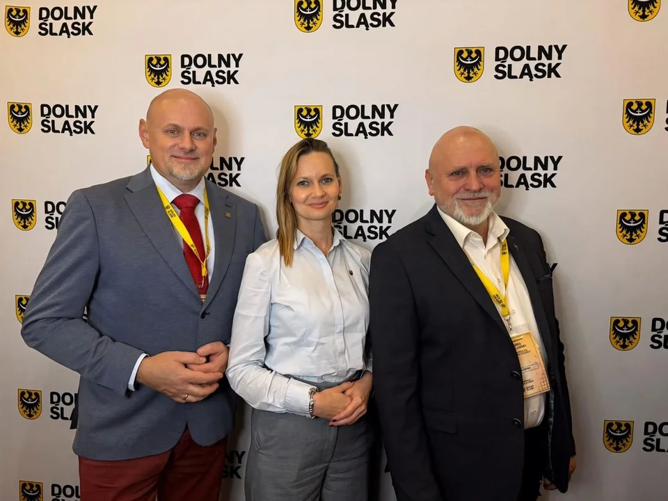 Dolny Śląsk wspiera pszczelarzy – Samorząd przekazuje ciasto pszczele