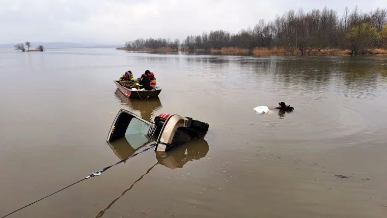 Auto w Zbiorniku Topola