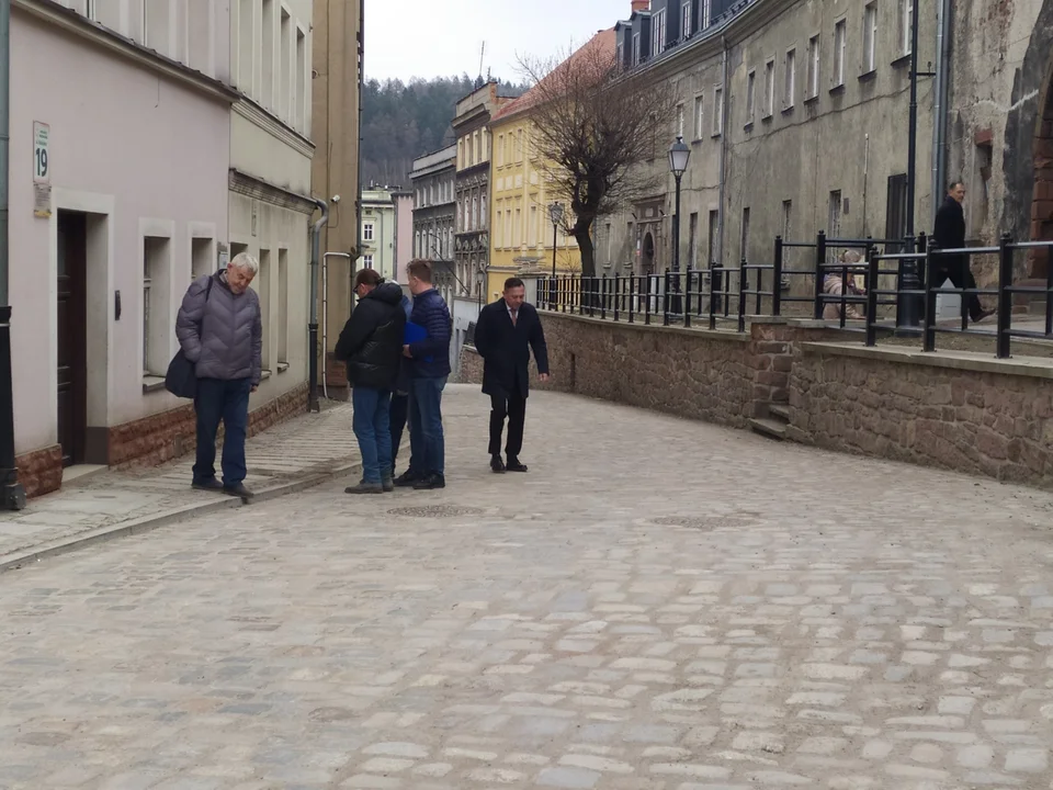 Nowa Ruda. Zakończono remont ulic Kościelnej i Martwej. Zmiana organizacji ruchu nie wszystkim się podoba [zdjęcia]