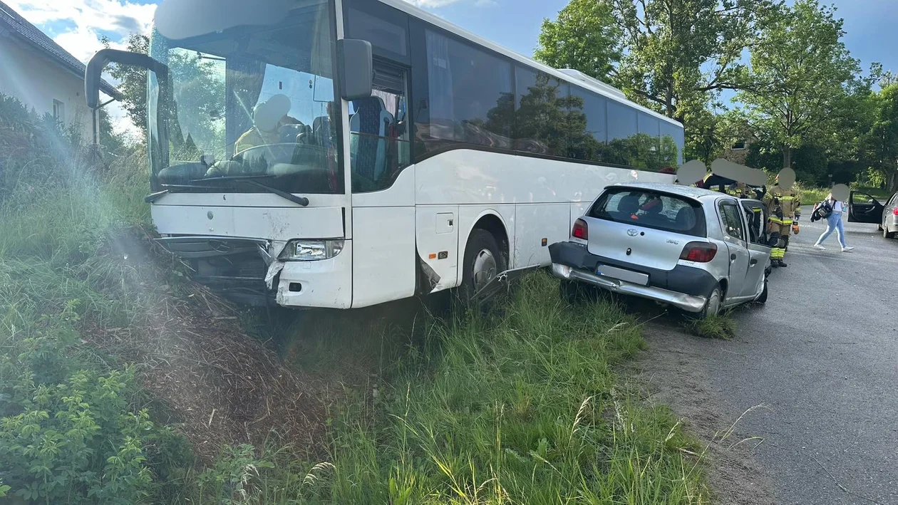 Chocieszów. Kierowca toyoty uderzył w autobus [zdjęcia] - Zdjęcie główne