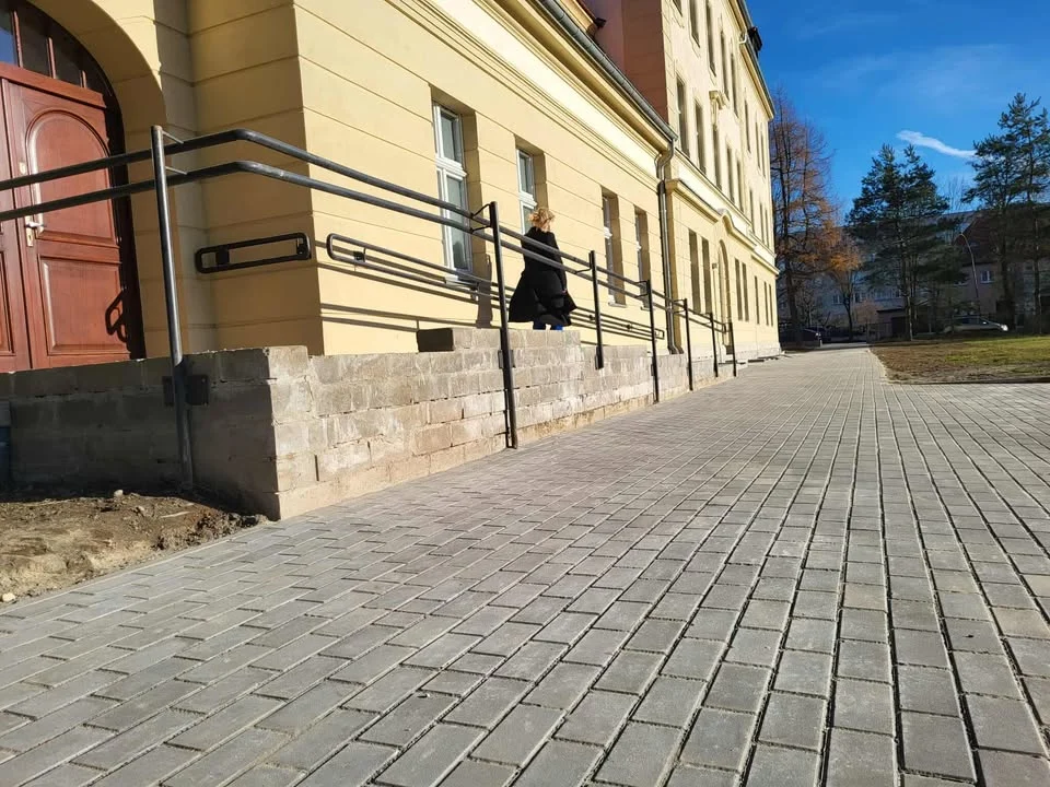 Ząbkowice Śląskie. Nowy chodnik przy Zespole Szkół Zawodowych gotowy [galeria]