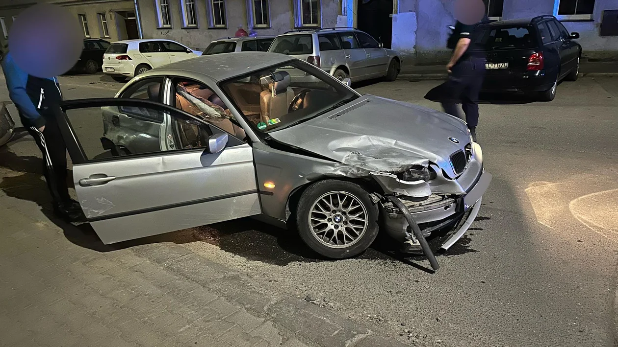 Kłodzko. Kierowca BMW zniszczył trzy auta, a potem uciekł z miejsca zdarzenia - Zdjęcie główne