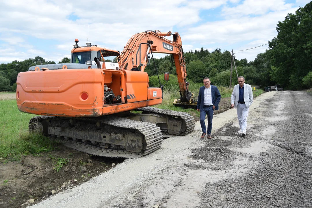 Trwa przebudowa drogi powiatowej Starków - Krosnowice