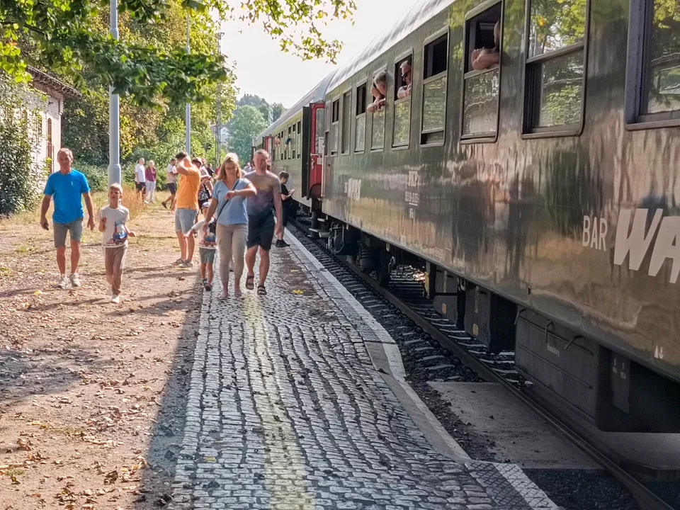 Retro pociąg KILOF zawitał w Nowej Rudzie [galeria]
