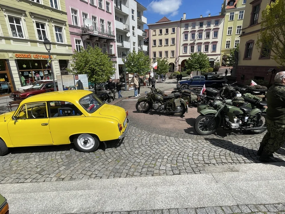 Nowa Ruda. Rynek pełen klasyki -  ósmy zlot zabytkowych pojazdów przyciągnął tłumy