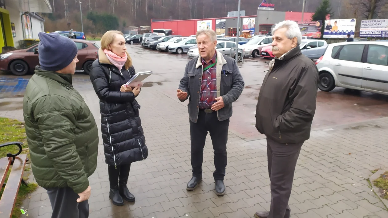 Nowa Ruda. Wymiana uszkodzonych latarni ulicznych w Drogosławiu
