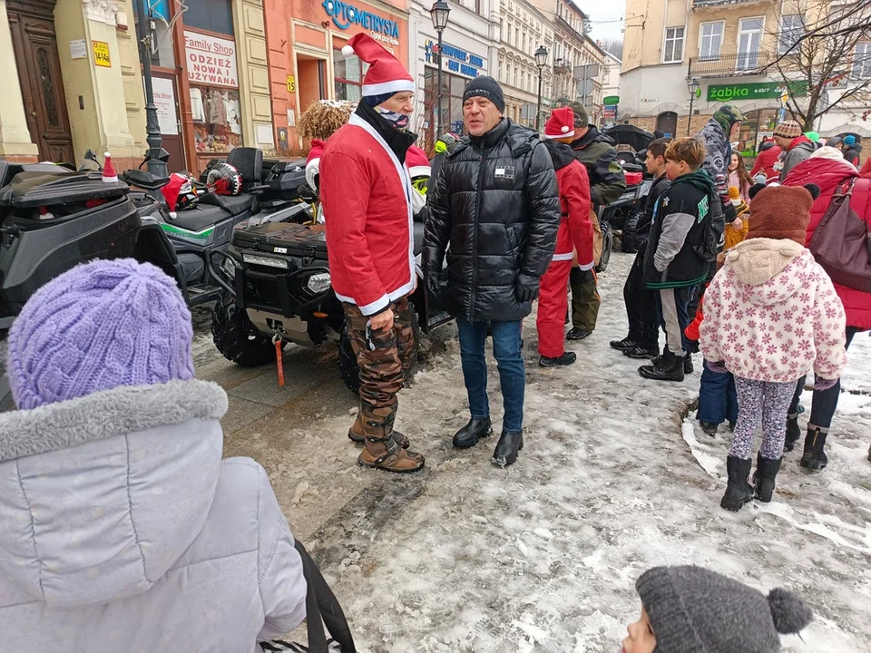 Wczoraj już po raz 20. na noworudzkim Rynku gościł Święty Mikołaj. Do dzieci trafiło 300 paczek [galeria]