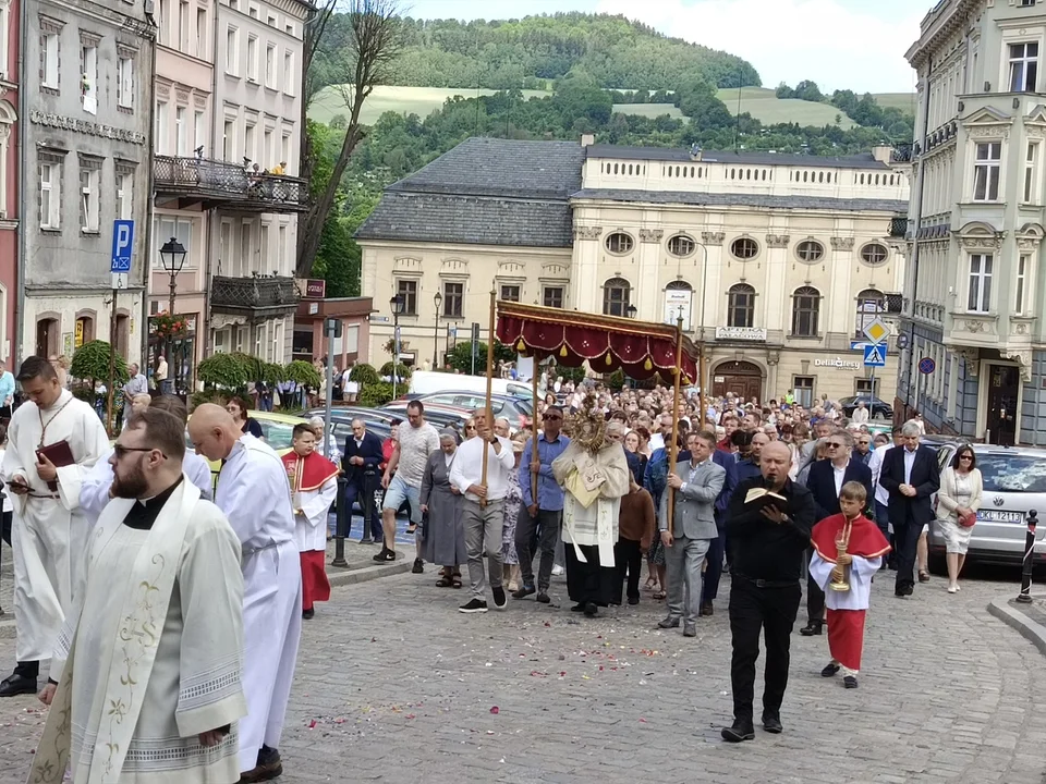 Boże Ciało w Nowej Rudzie. Ulicami przeszła uroczysta procesja [galeria]