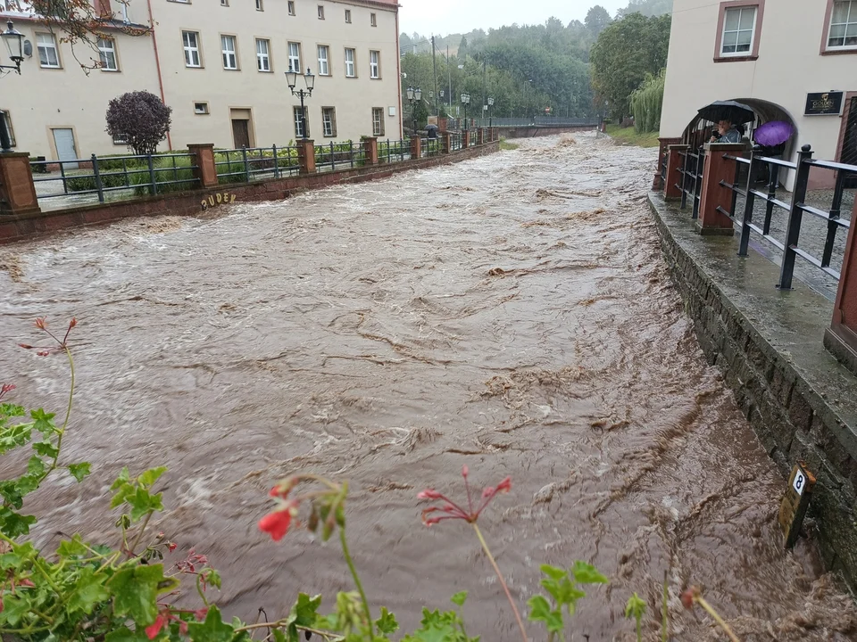 Nowa Ruda. Sytuacja powodziowa coraz gorsza [galeria]