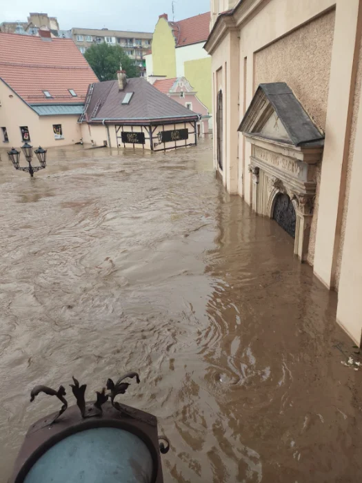 Woda sięgała pod sufit parteru klasztoru, w kościele woda jest na wysokości ambony, z budynku parafialnego widać tylko dach, mur klasztorny został zniszczony przez nurt rzeki.