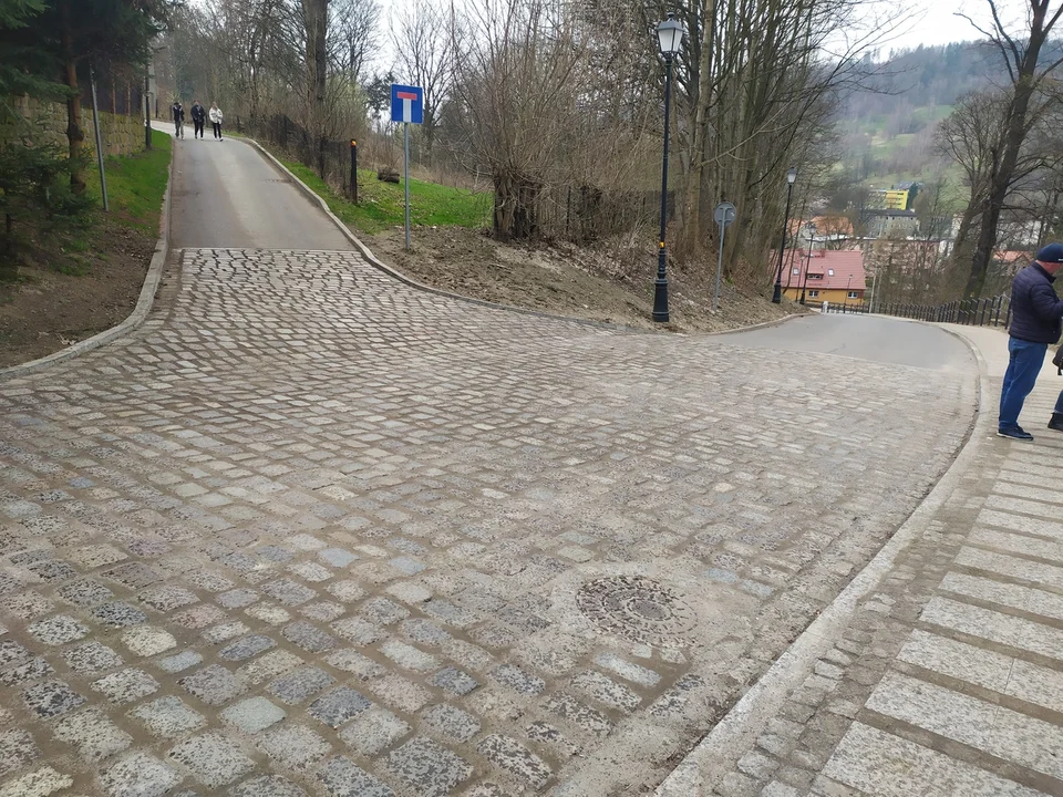 Nowa Ruda. Zakończono remont ulic Kościelnej i Martwej. Zmiana organizacji ruchu nie wszystkim się podoba [zdjęcia]