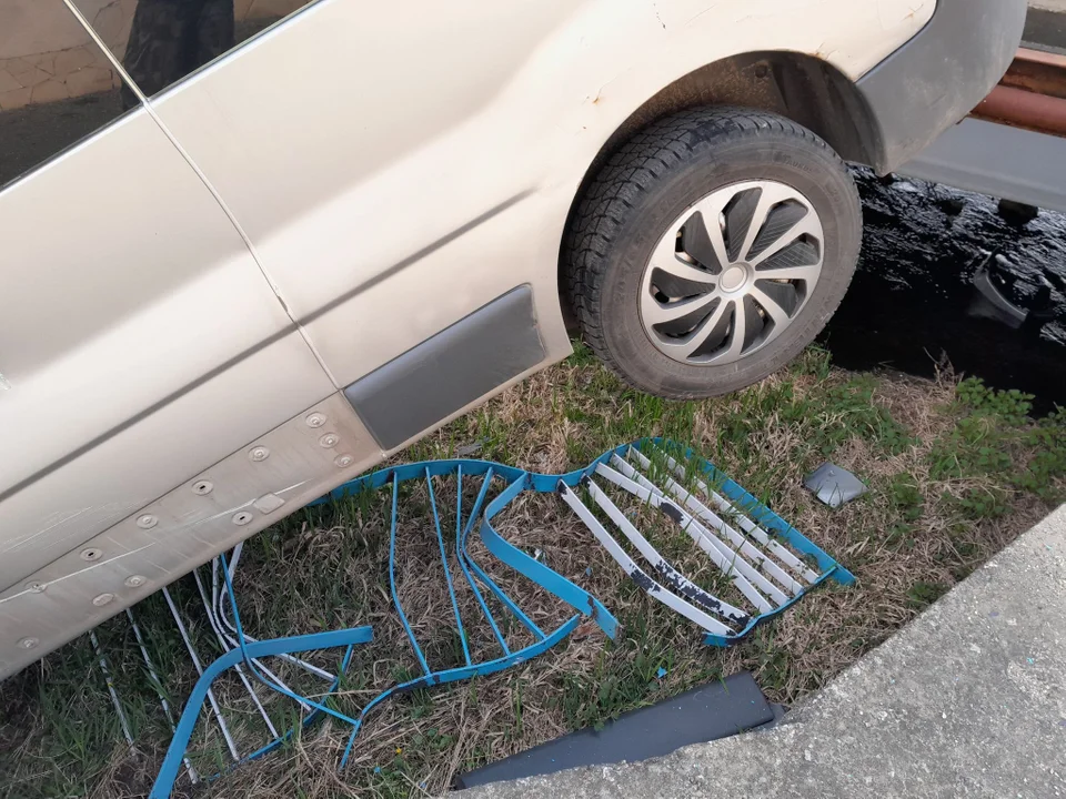 Gmina Kamieniec Ząbkowicki. Bus wpadł do przydrożnego potoku