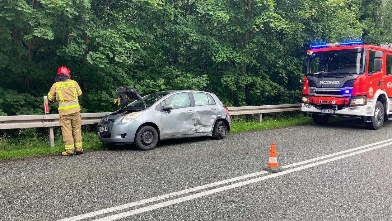 Nowa Ruda. Wpadł w poślizg i uderzył w stojący billboard. Wcześniej uderzył w inne auto