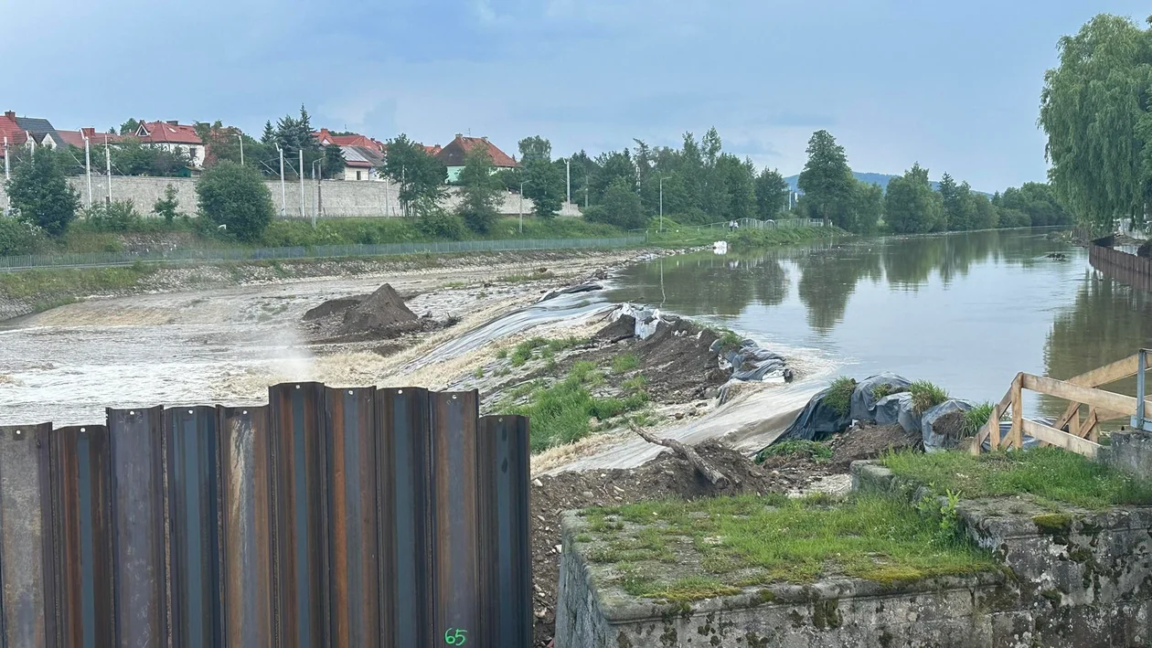 Kłodzko. Silny deszcz przerwał prowizoryczną tamę [zdjęcia]