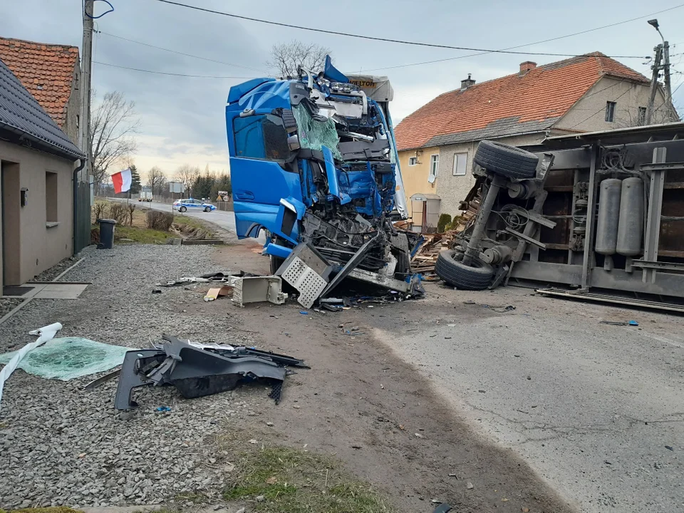 Groźny wypadek z udziałem ciężarówek między Ząbkowicami Śląskimi, a Dzierżoniowem - Zdjęcie główne